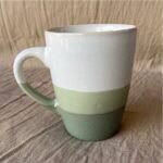 TAZA DE CERAMICA VERDE Y BLANCA 400CC